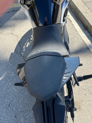 CFMOTO Naked Moto Negra y Blanca