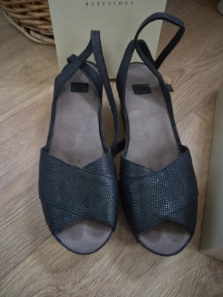 Sandalias cuña Vialis negras usadas 1 vez
