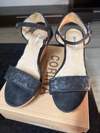 Sandalias cuña Corina negras