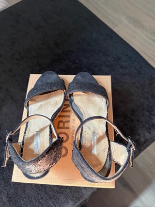 Sandalias cuña Corina negras