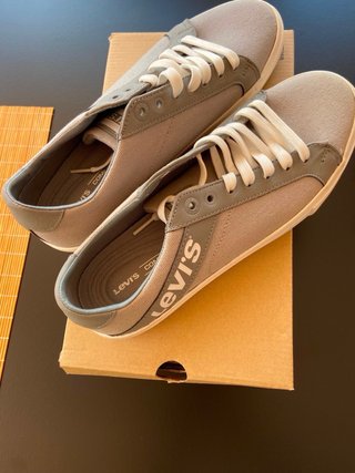 Zapatillas Levi's grises y blancas