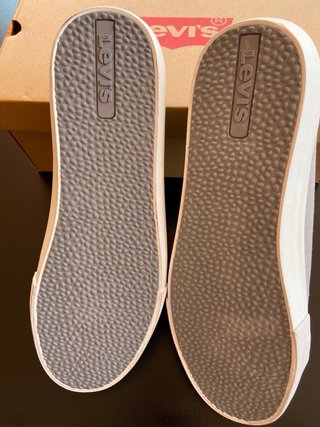 Zapatillas Levi's grises y blancas