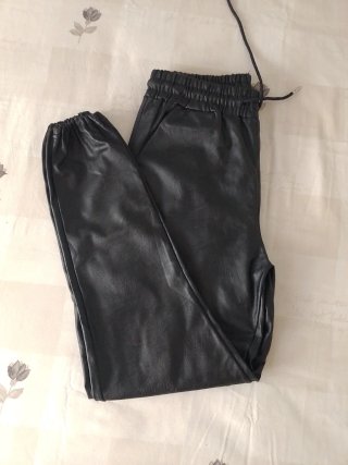 Pantalones negros efecto piel