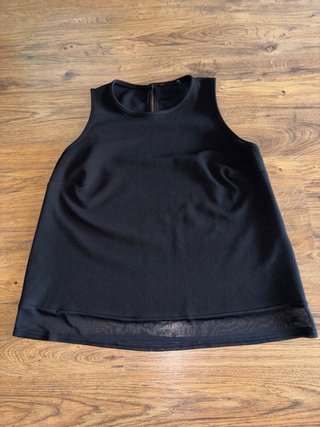 Camiseta negra sin mangas