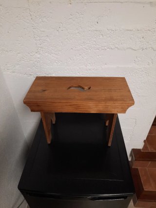 Taburete rústico de madera