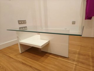 Mesa baja de centro cristal y madera