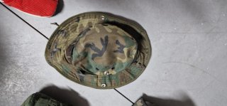 Lote militar: Gorra y cantimplora y pintura