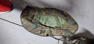 Lote militar: Gorra y cantimplora y pintura