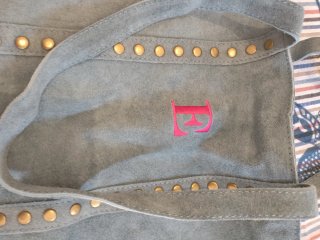 Bolso gris con tachuelas y letra E