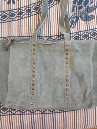 Bolso gris con tachuelas y letra E