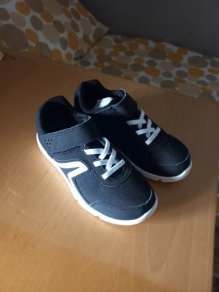 Zapatillas deportivas negras con velcro