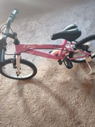 Bicicleta infantil rosa con ruedines