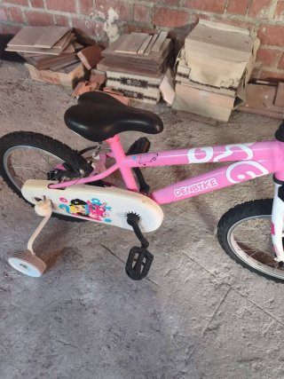 Bicicleta infantil rosa con ruedines
