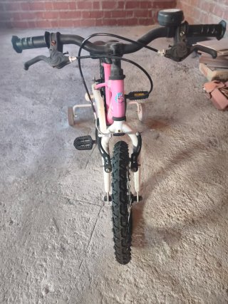 Bicicleta infantil rosa con ruedines