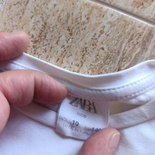 Camiseta blanca con corazones de lentejuelas.