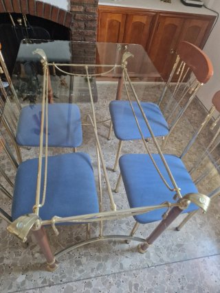 Mesa de cristal con 4 sillas