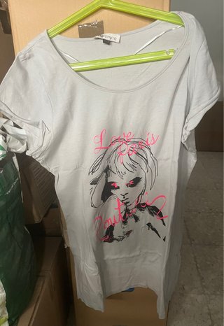 Camiseta gris con estampado de mujer