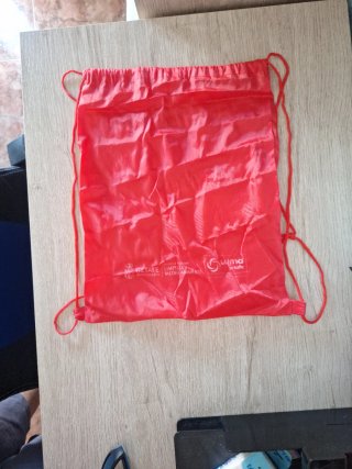 Bolsa de tela roja con cordones