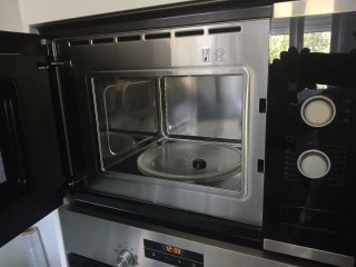 Microondas bosch plateado con puerta negra