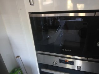 Microondas bosch plateado con puerta negra