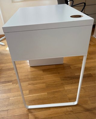 Escritorio blanco de madera