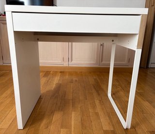 Escritorio blanco de madera