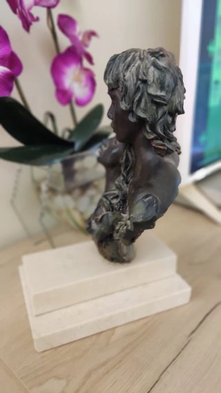 Figura pareja mármol enamorados