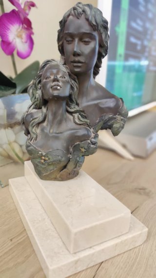 Figura pareja mármol enamorados