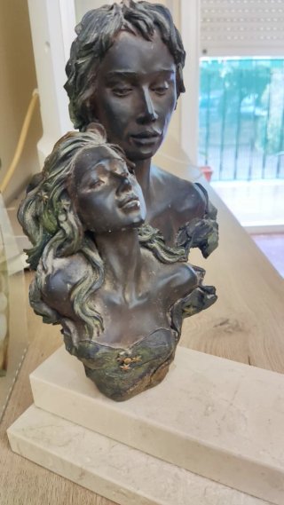 Figura pareja mármol enamorados