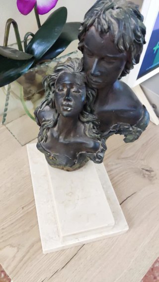 Figura pareja mármol enamorados
