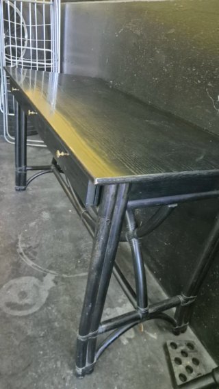 Escritorio negro madera y ratán 3 cajones