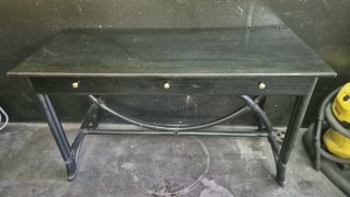 Escritorio negro madera y ratán 3 cajones