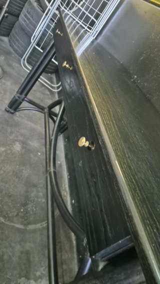 Escritorio negro madera y ratán 3 cajones
