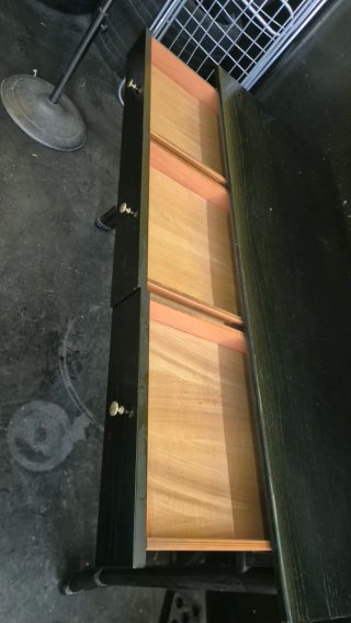 Escritorio negro madera y ratán 3 cajones