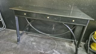 Escritorio negro madera y ratán 3 cajones