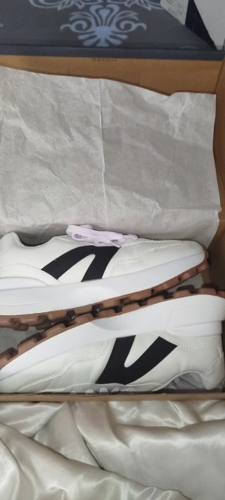 Zapatillas Blancas y Negras