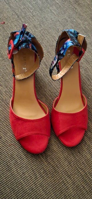 Zapatos rojos de vestir con estampado floral