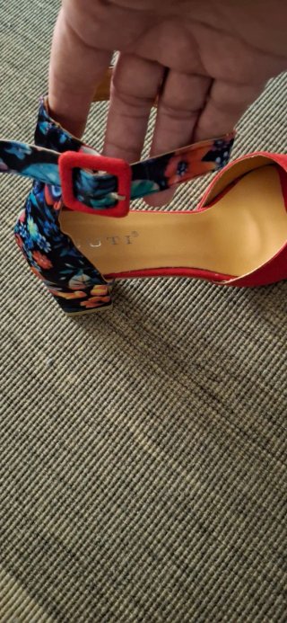 Zapatos rojos de vestir con estampado floral
