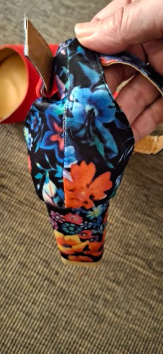 Zapatos rojos de vestir con estampado floral