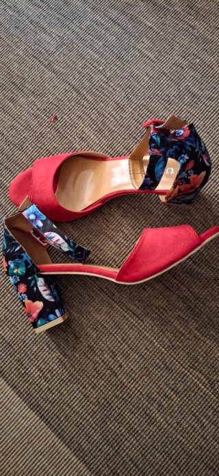 Zapatos rojos de vestir con estampado floral