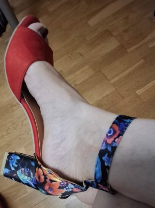 Zapatos rojos de vestir con estampado floral