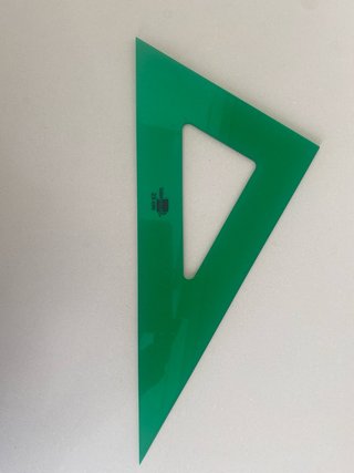 Regla, escuadra y cartabón verde