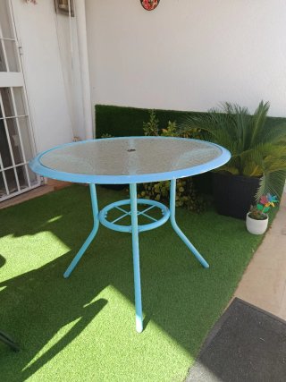 Mesa redonda cristal y metal azul