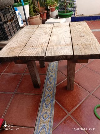 Mesa de madera rústica