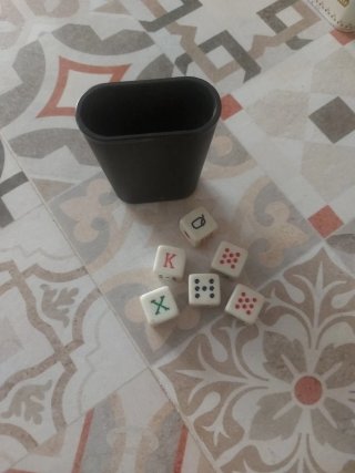 Juego de dados con cubilete