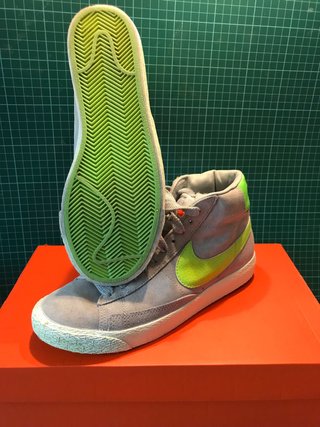 Zapatillas Nike grises y verdes