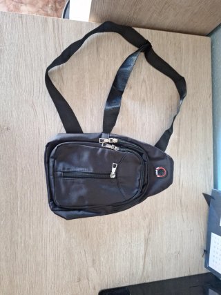 Bandolera negra con cremalleras