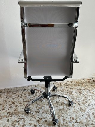 Silla de oficina diseño blanco y plateado