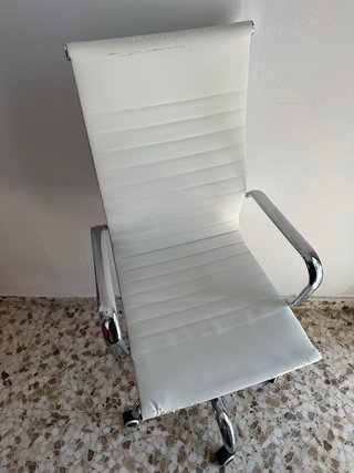 Silla de oficina diseño blanco y plateado