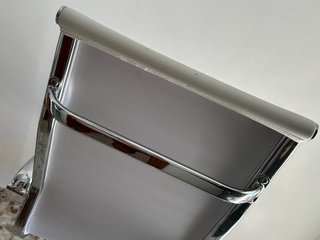 Silla de oficina diseño blanco y plateado